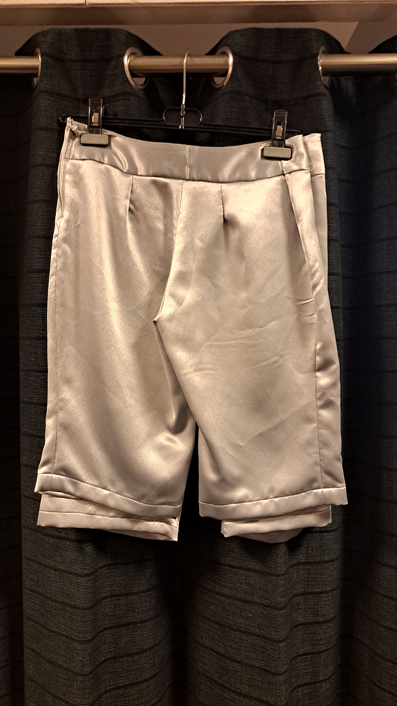 Korte broek glimmende grijze stof