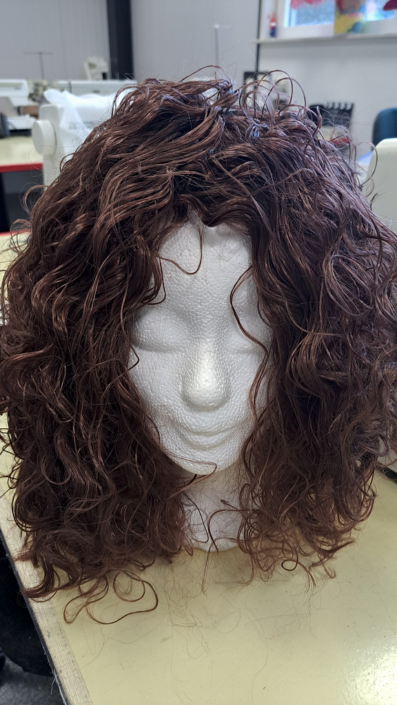 Pruik donker bruine fijne krullen  lang