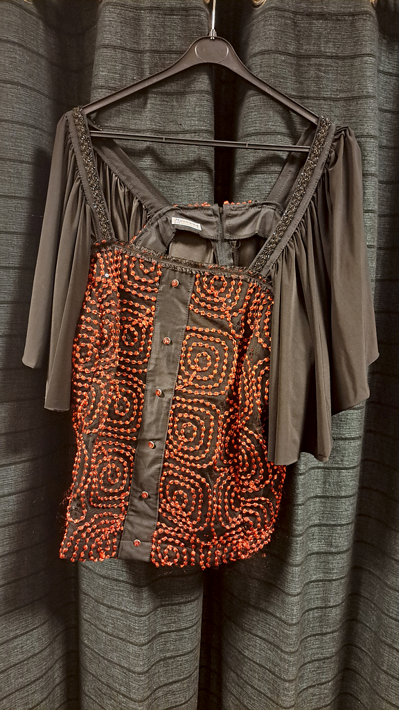 Zwarte blouse met rode pailletten 