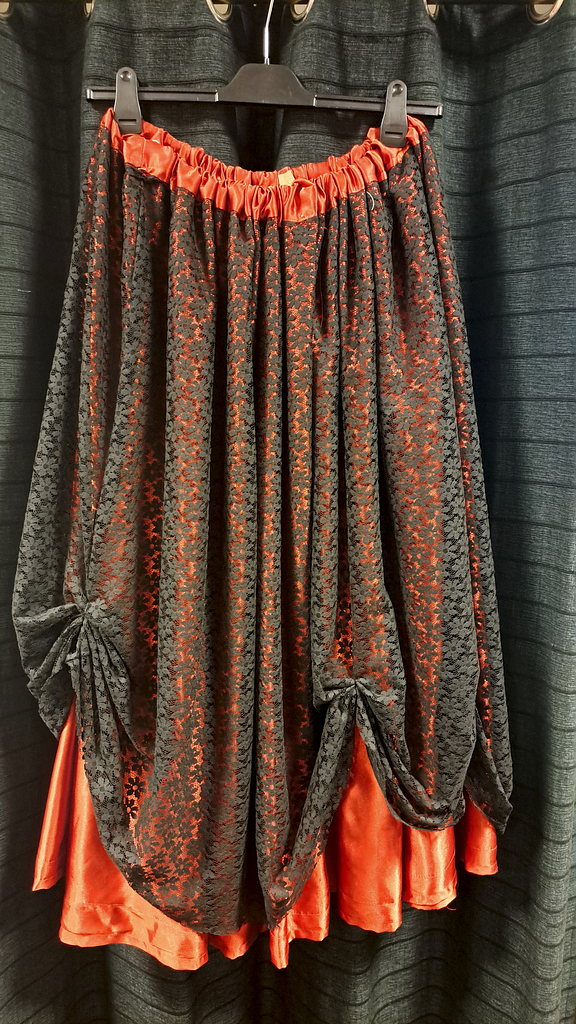 Rode rok met zwart kant erover 