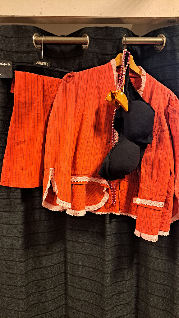 Rood mantelpak met buste 