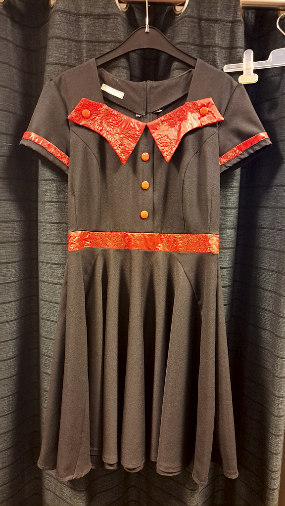 Zwarte jurk met rode kraag en taille