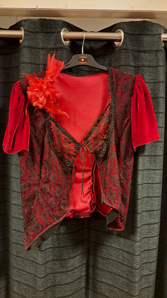 Rode top met zwart kant