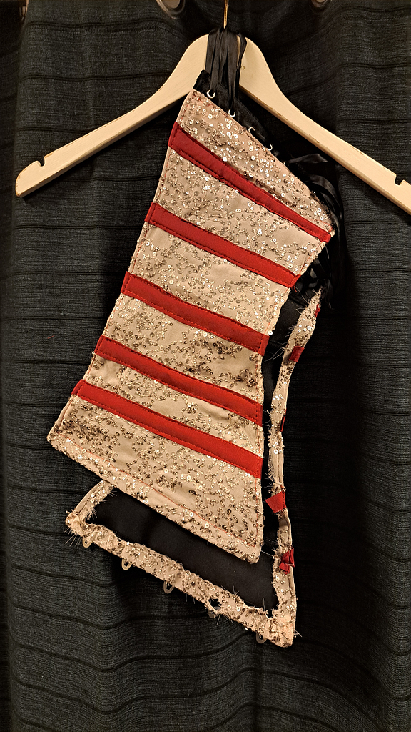 Rode top met zwart kant