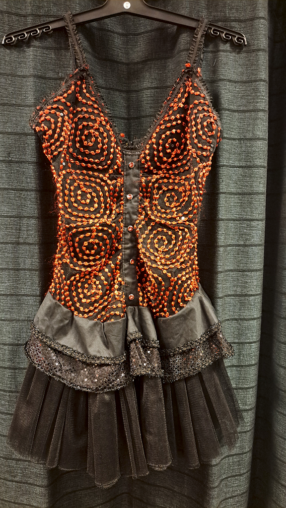 Jurk zwart met rode pailletten 