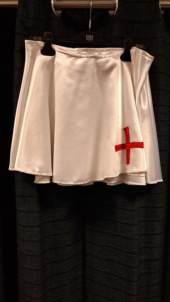 Witte rok met rood kruis