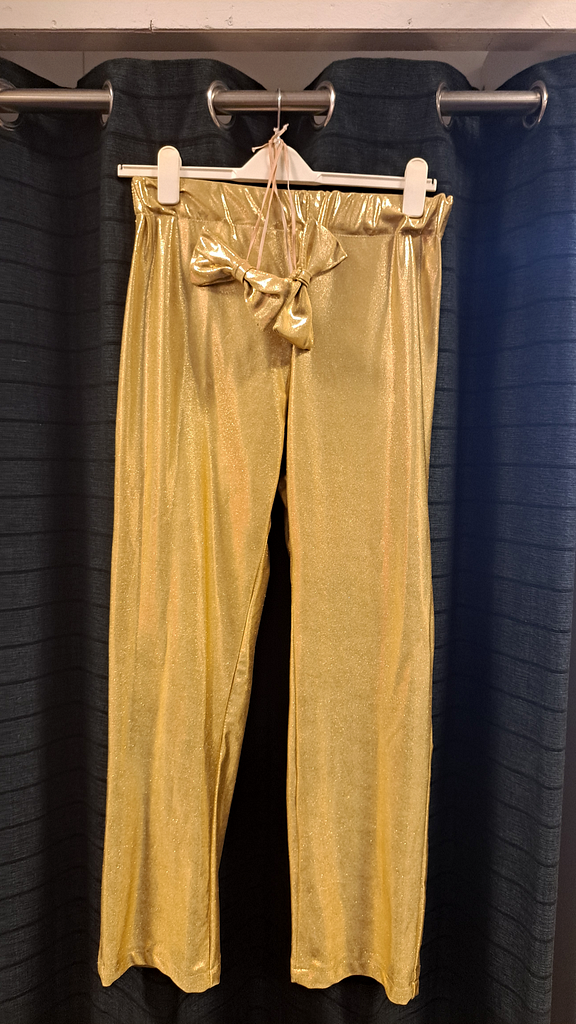 Broek goudkleur met vlinder-strik