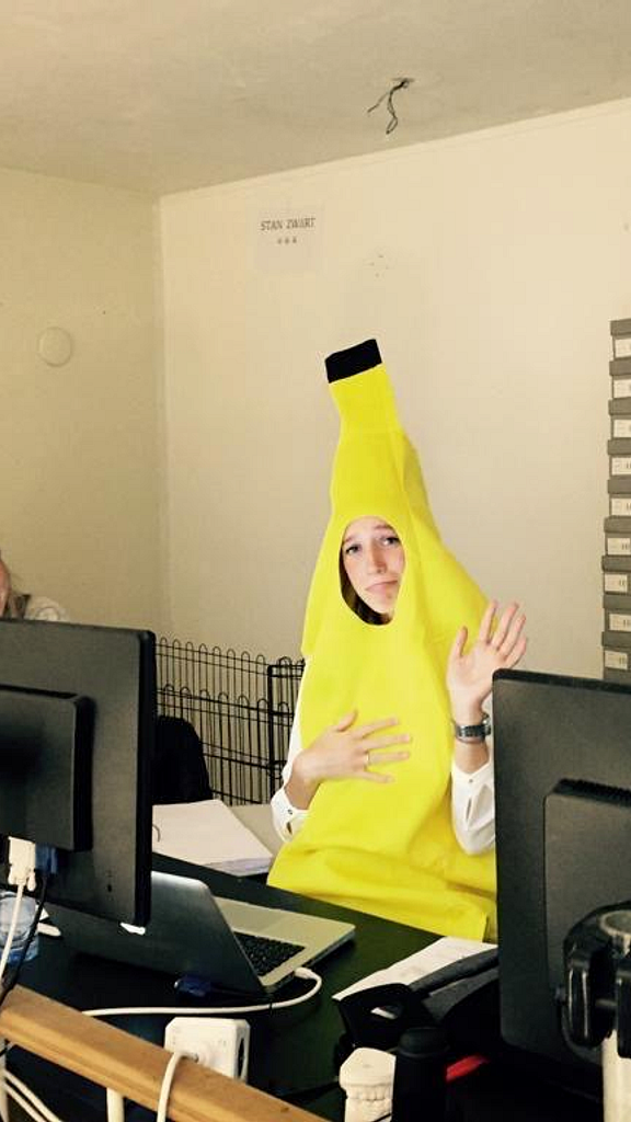 Rode fluweel top met zwart kanten schouderbanden