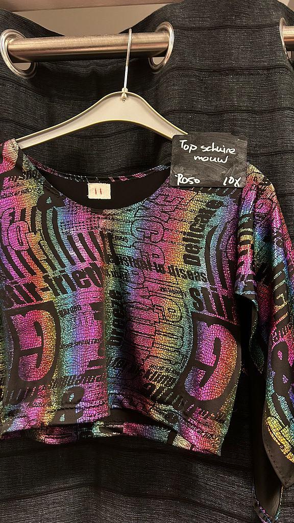 Top met 1 mouw disco letters