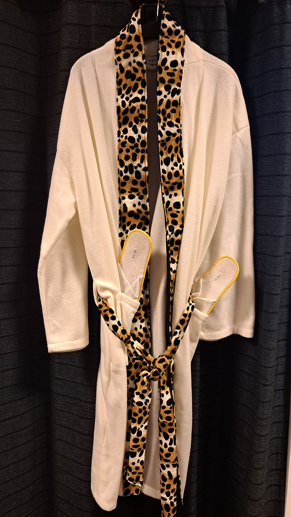 Badjas met tijgerprint en badslippers