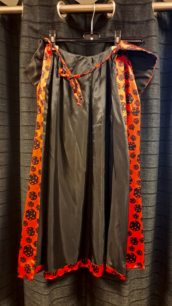 Zwarte blouse met cape in dobbelstenen tjema