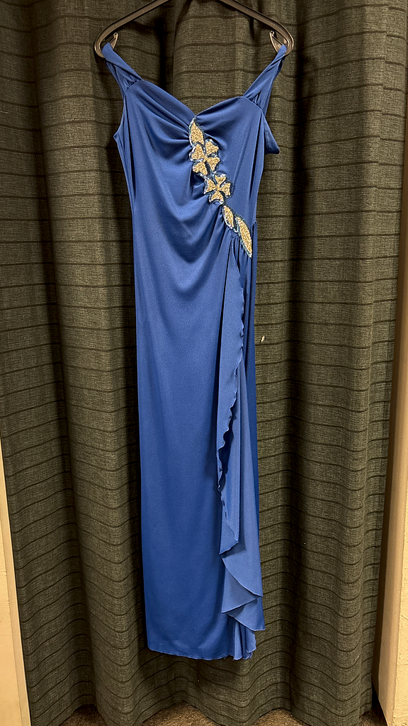 Blauwe galajurk met glitterdetail