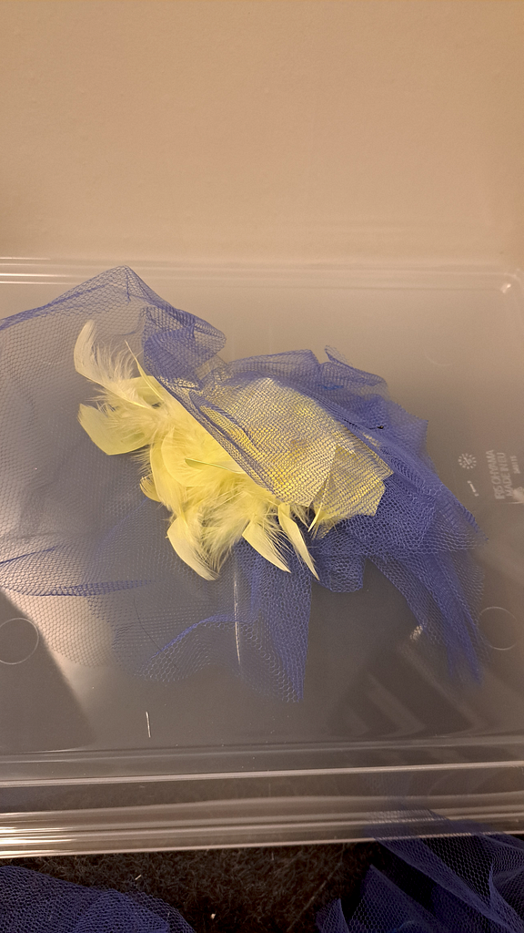 Haarclip gele veren en blauwe tule