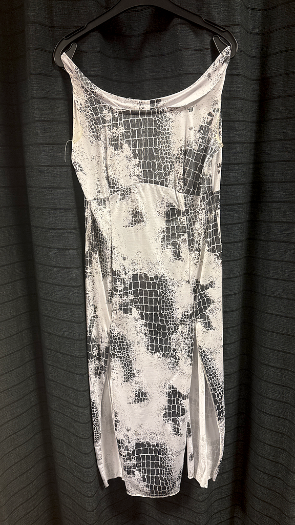 Zilveren jurk met split en slangenprint 