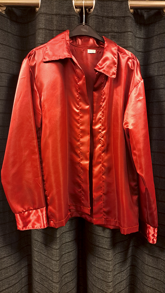 Rode glimmende blouse open vallend 