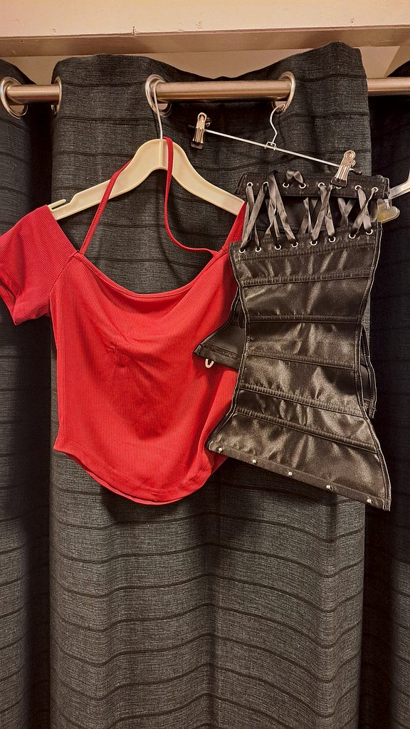 Rode top met zwart corset