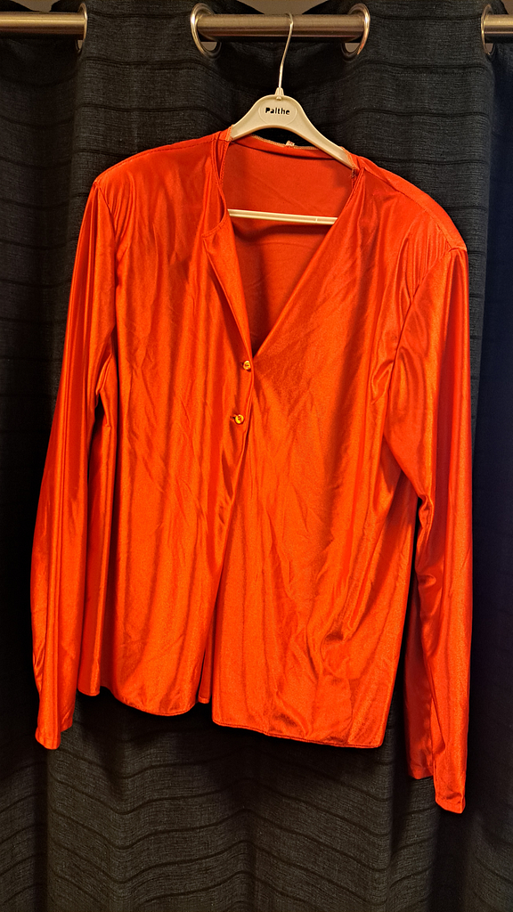 Rode blouse gouden knopen