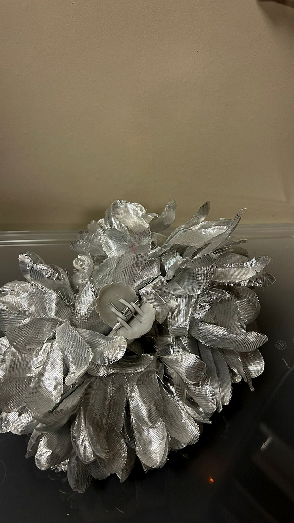 Corsage bloem zilverkleur