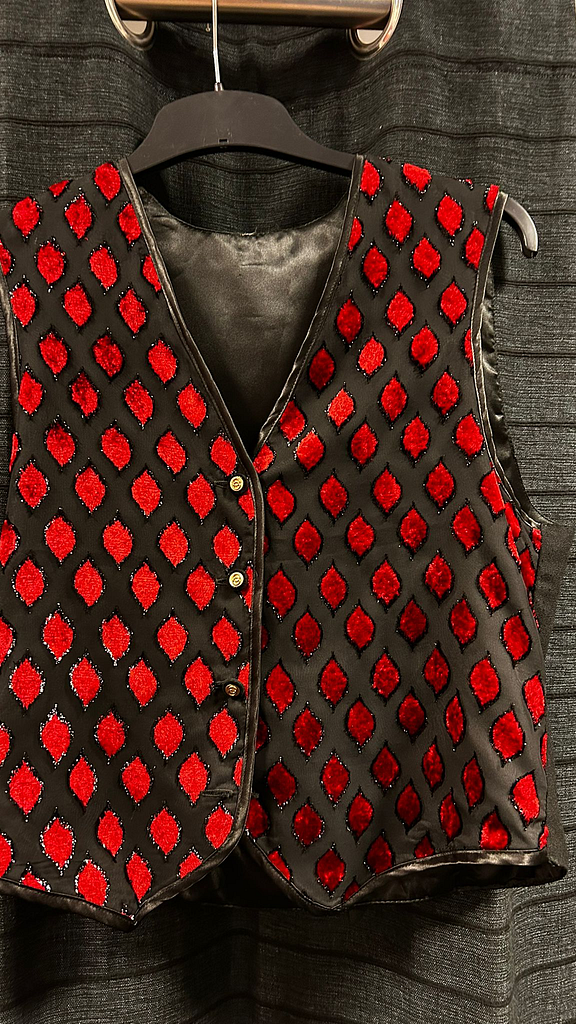 Gilet zwart met rode ruitjes