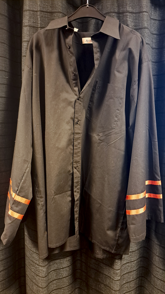 Zwarte blouse met cape in dobbelstenen tjema