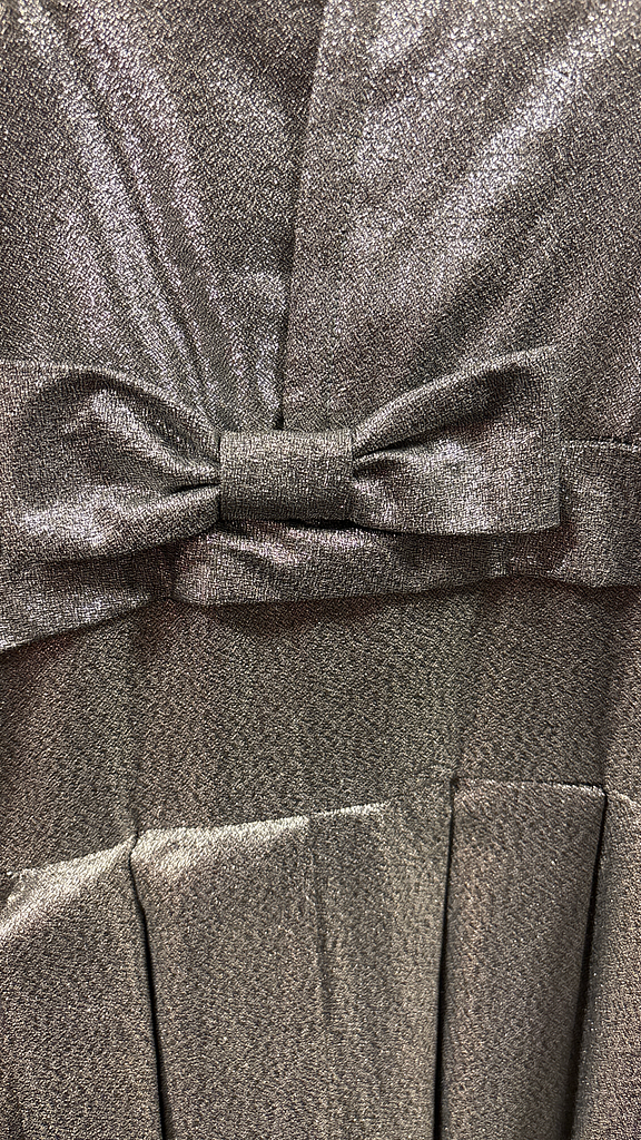 Zilveren jurkje met strik