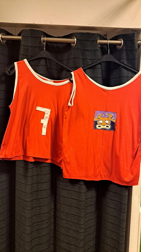 Rode tops met broek  met nummers 