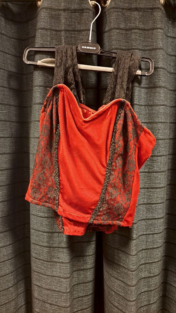 Rode fluweel top met zwart kanten schouderbanden