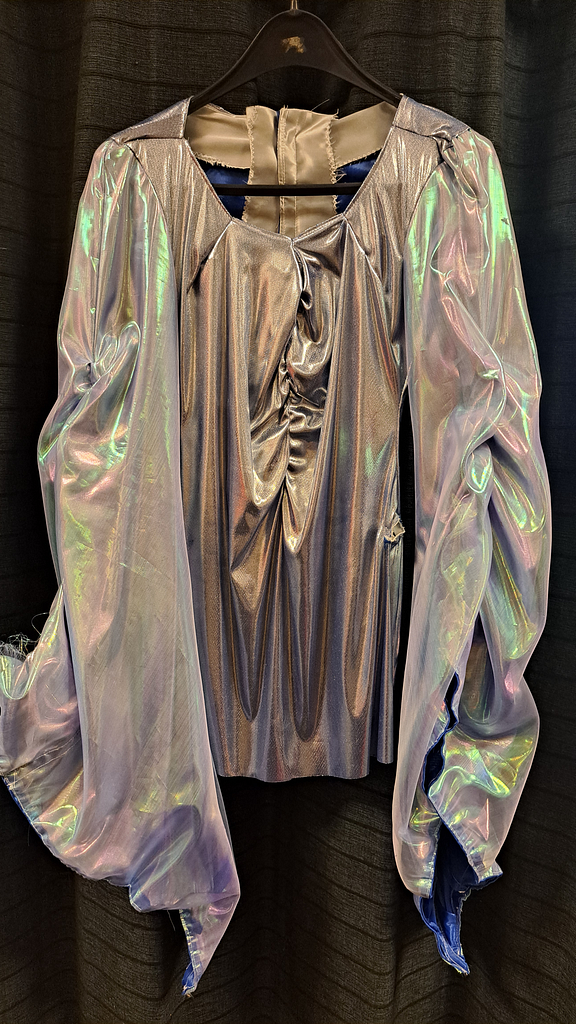 Zilver blouse met grote pof mouwen