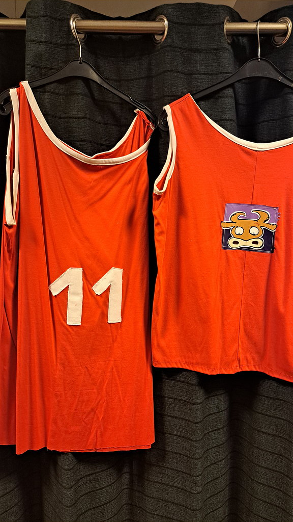 Rode mouwloos hemd met nummers