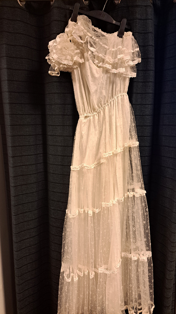 Lange witte jurk met 1 korte mouw 