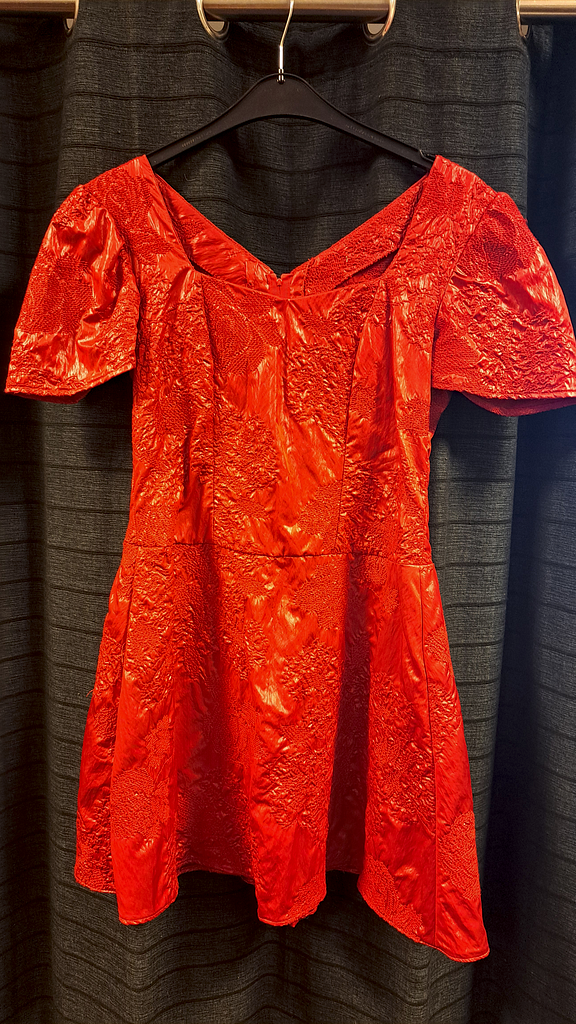 Kort rood paillet jurkje