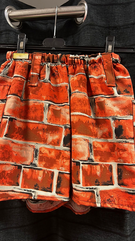 Korte broek met muur/steen motief