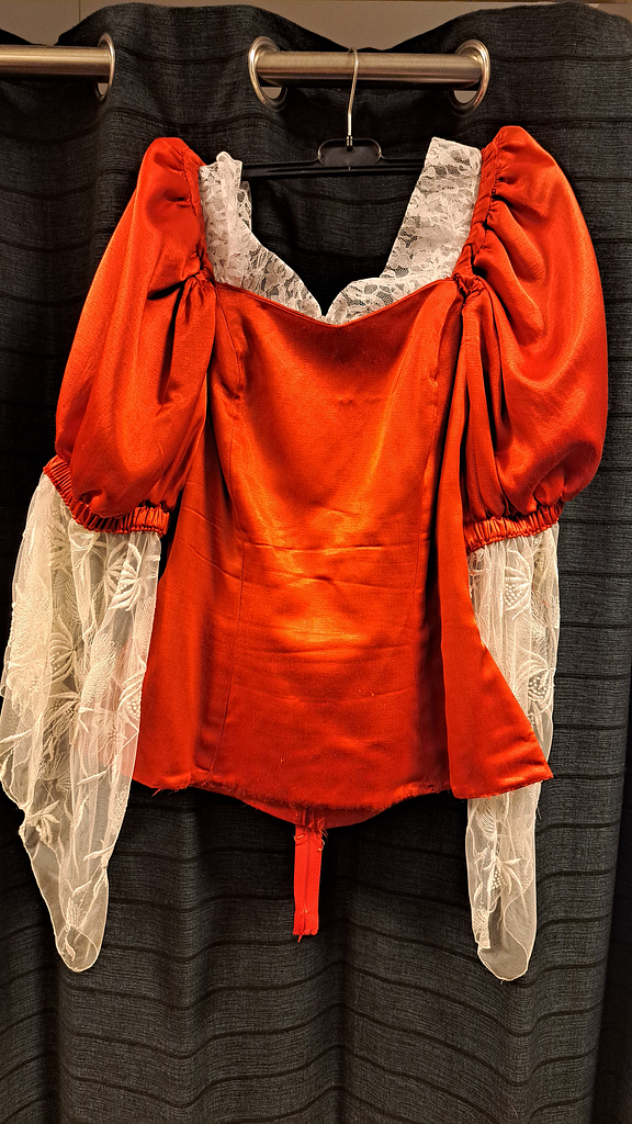 Rode blouse wit kant
