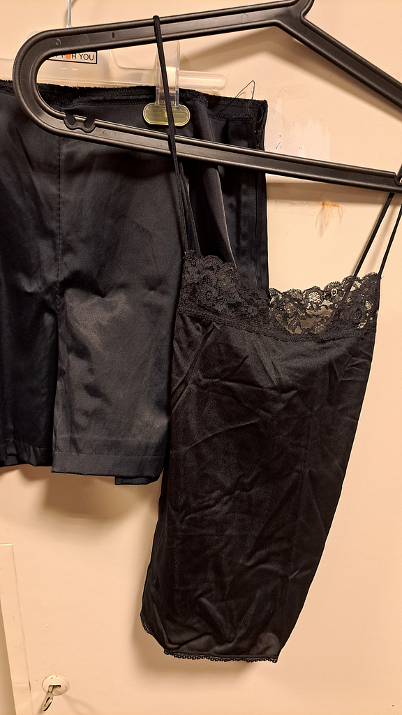 Kanten top met zwarte broekje