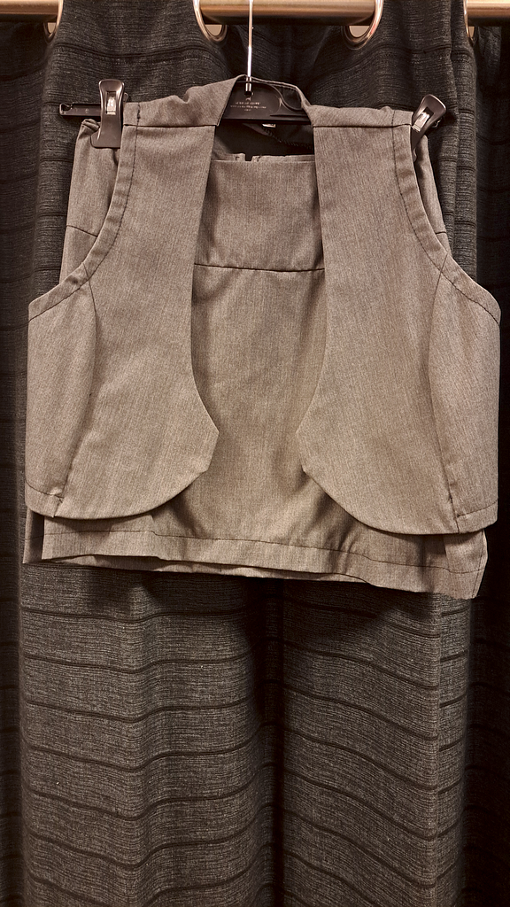 Grijze korte rok met gilet