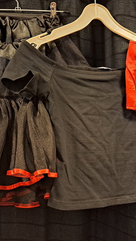 Zwarte top met rok en tailleband