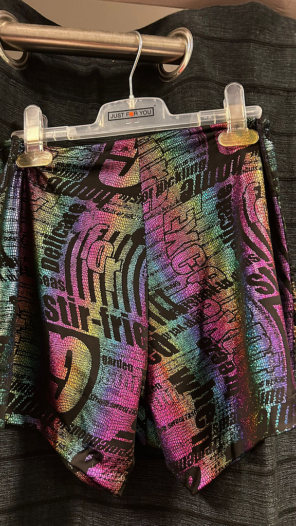 Top met 1 mouw disco letters