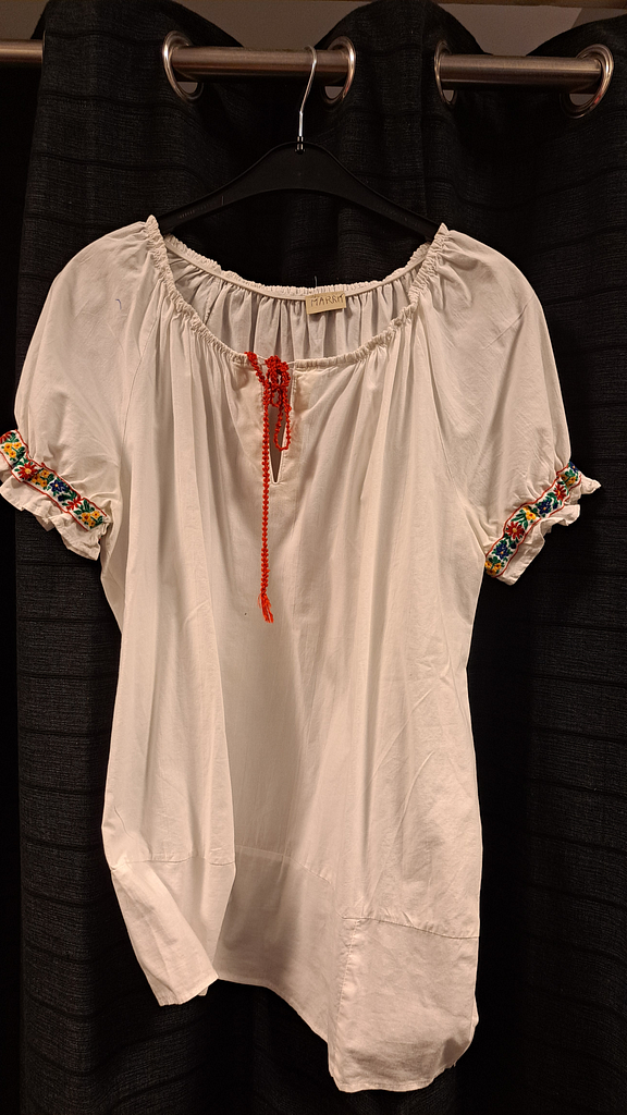 Witte blouse met bloemen mouw 