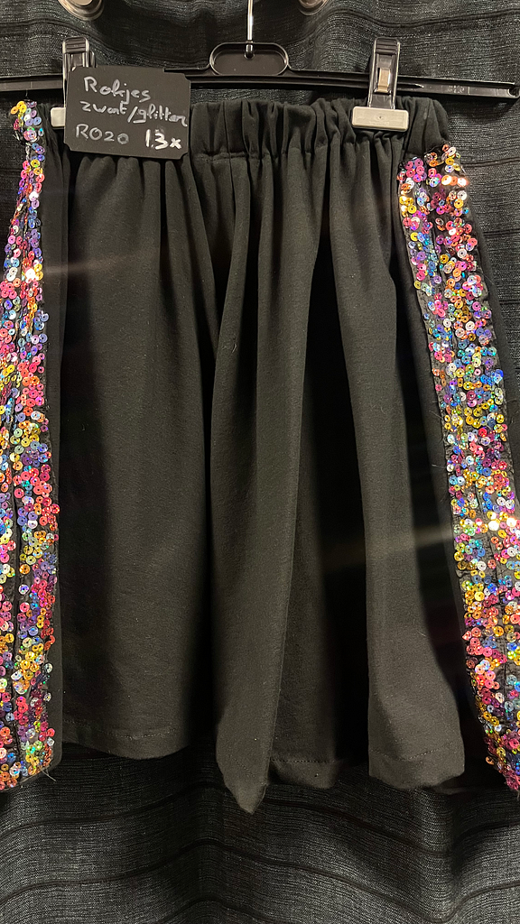 Zwarte rok met glitterbies