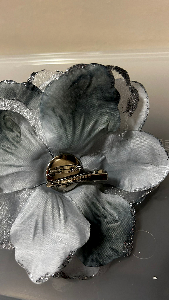 Corsage bloem zilverkleur