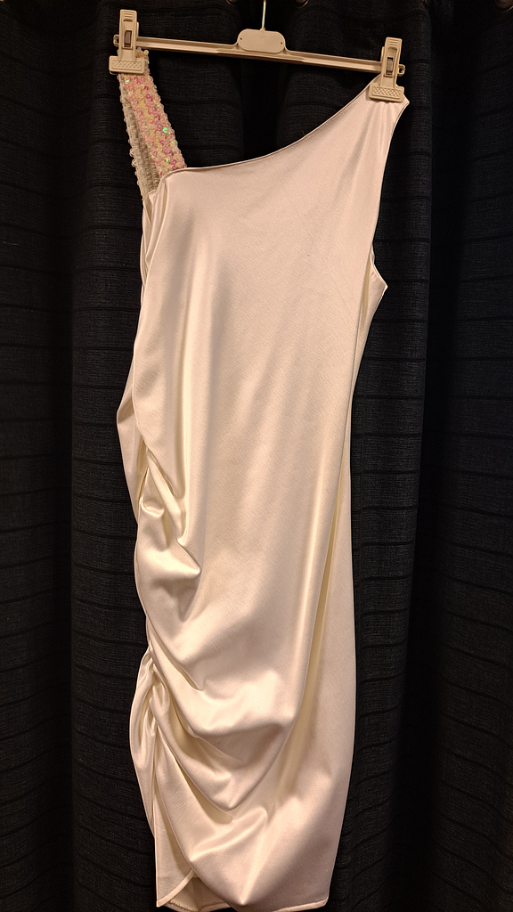 Witte jurk 1 zijkant gedrapeerd 