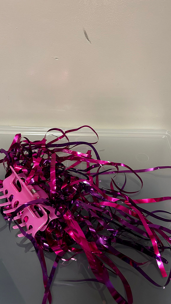 Haarclip met roze franjes 