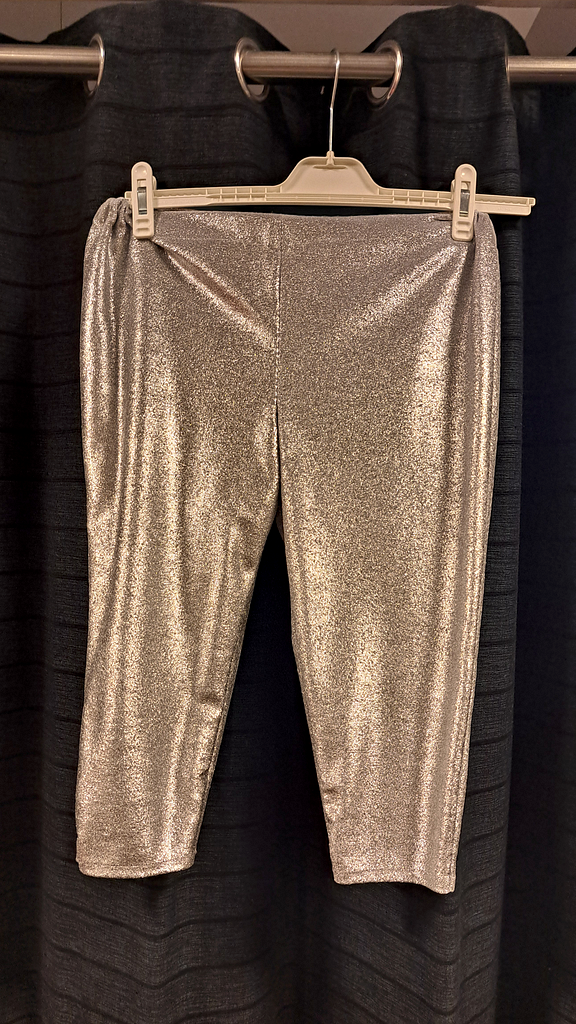 Grijs glimmend gilet zwarte knopen