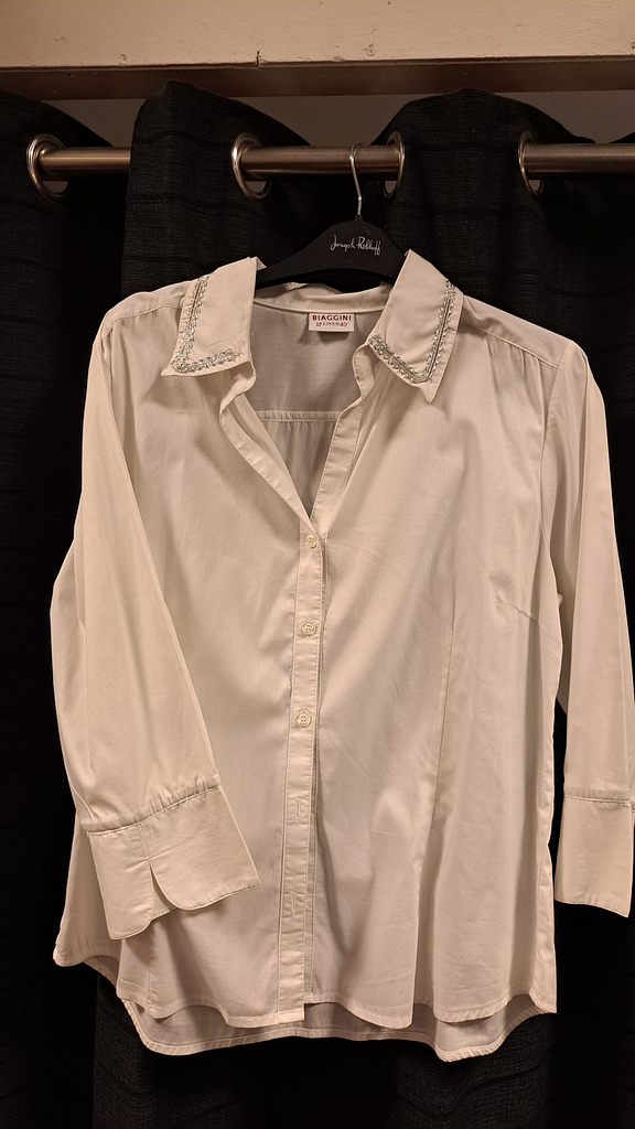 Witte blouse met zilver kraag 