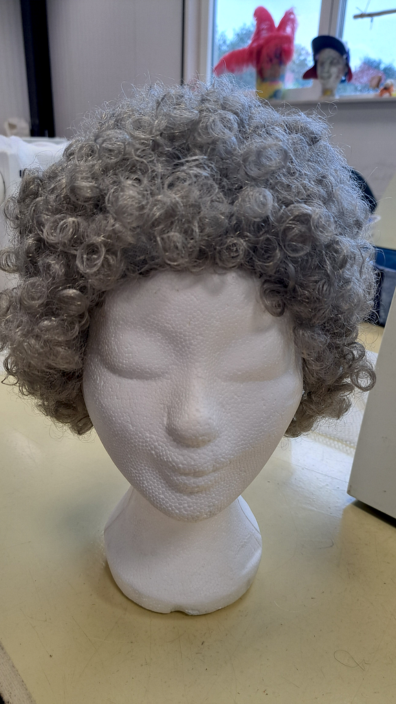 Pruik korte grijze krullen