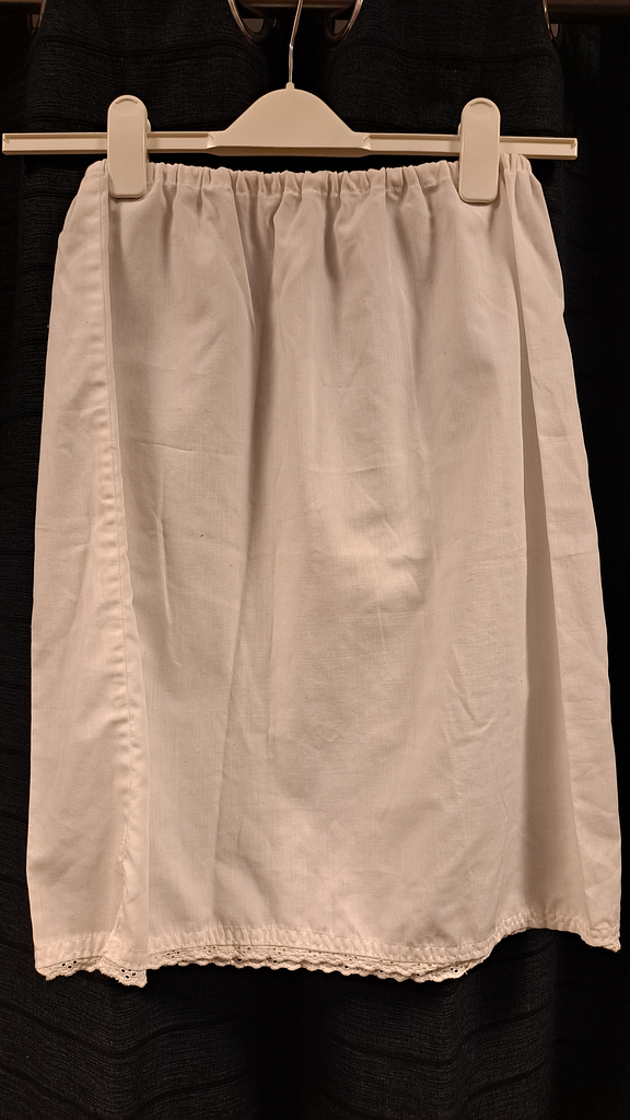 Onderrok met kant afgezet