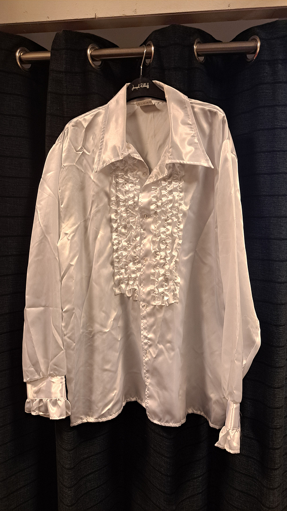 Witte glanzende blouse met rouzels