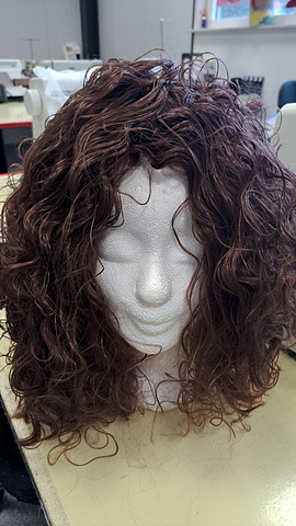 Pruik donker bruine fijne krullen  lang