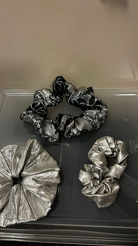 Zilverkleurige haarcrunchy