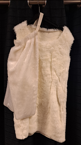 Top van wit nep bont met cape